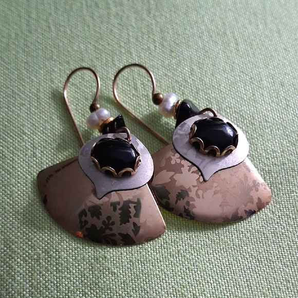 Elegant Black and Gold Earrings - Picture 1 of 3